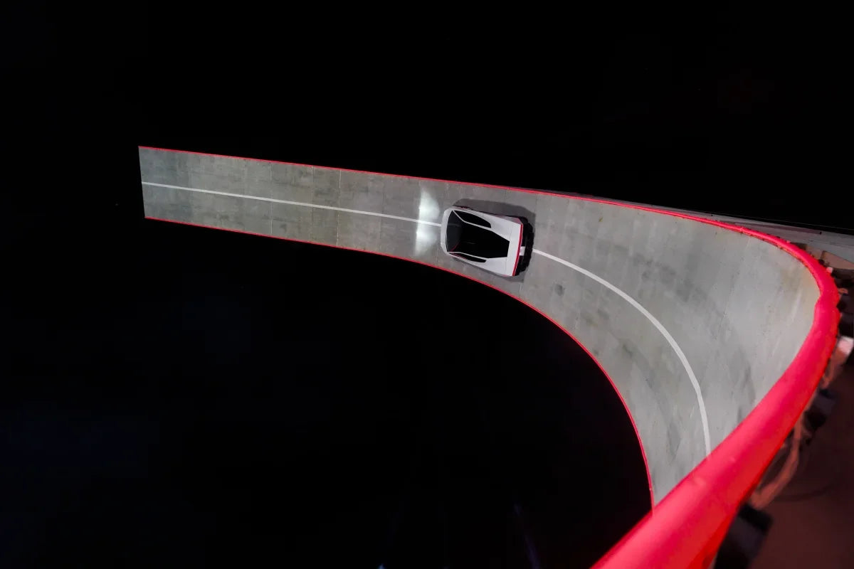 特斯拉衝破一般道路的框架,Roadster 帶你飛